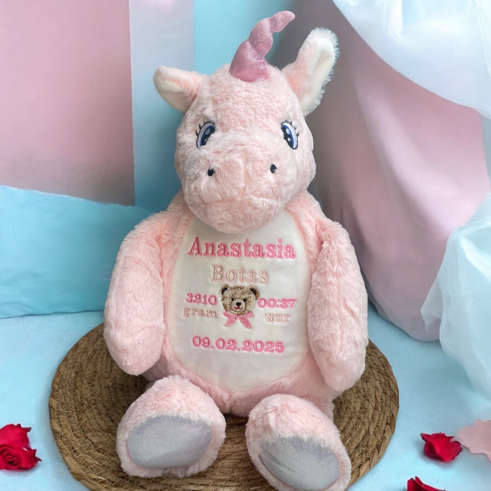 Een geboorteknuffel is een uniek en origineel kraamcadeautje. Zeker als u de geboorteknuffel laat personaliseren met de geboorte gegevens van de nieuwe baby. Op de buik van de roze eenhoorn worden de naam en de geboortegegevens van de baby geborduurd. de eenhoorn is 38 cm hoog.