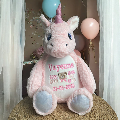 Een geboorteknuffel is een uniek en origineel kraamcadeautje. Zeker als u de geboorteknuffel laat personaliseren met de geboorte gegevens van de nieuwe baby. Op de buik van de roze eenhoorn worden de naam en de geboortegegevens van de baby geborduurd. de eenhoorn is 38 cm hoog.
