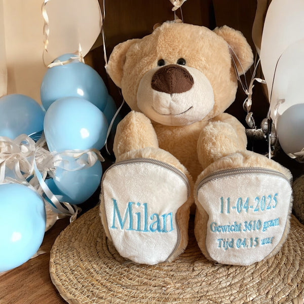 Een geboorteknuffel is een uniek en origineel kraamcadeautje. Zeker als u de geboorteknuffel laat personaliseren met de naam en de geboortedatum van de nieuwe baby. Op deze beer wordt op het ene voetje de naam en op het andere voetje de geboortedatum geborduurd. Een blijvend cadeau dus.