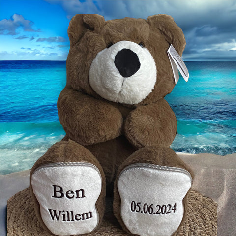 Gepersonaliseerde geboorteknuffel Funnies Sole Mates Beer Vic met naam en geboortedatum geborduurd op de voetjes, 45 cm hoog.