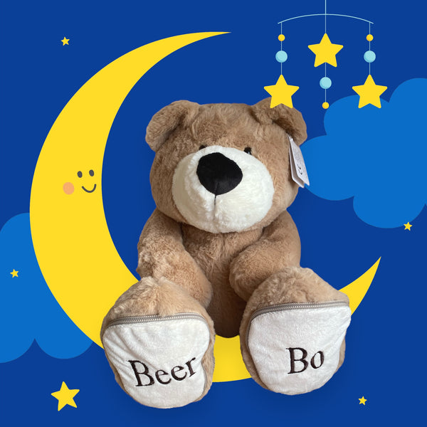 Een geboorteknuffel is een uniek en origineel kraamcadeautje. Zeker als u de geboorteknuffel laat personaliseren met de naam en de geboortedatum. Op de voetzolen van deze bruine beer worden de naam en de geboortedatum geborduurd. Een leuk baby kado.