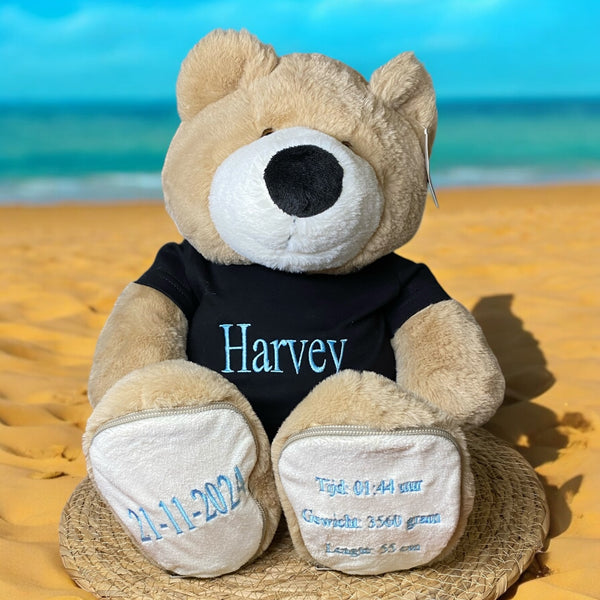 Een geboorteknuffel is een uniek en origineel kraamcadeautje. Zeker als u de geboorteknuffel laat personaliseren met de naam en de geboortedatum. Op de voetzolen van deze bruine beer worden de naam en de geboortedatum geborduurd. Een leuk baby kado.