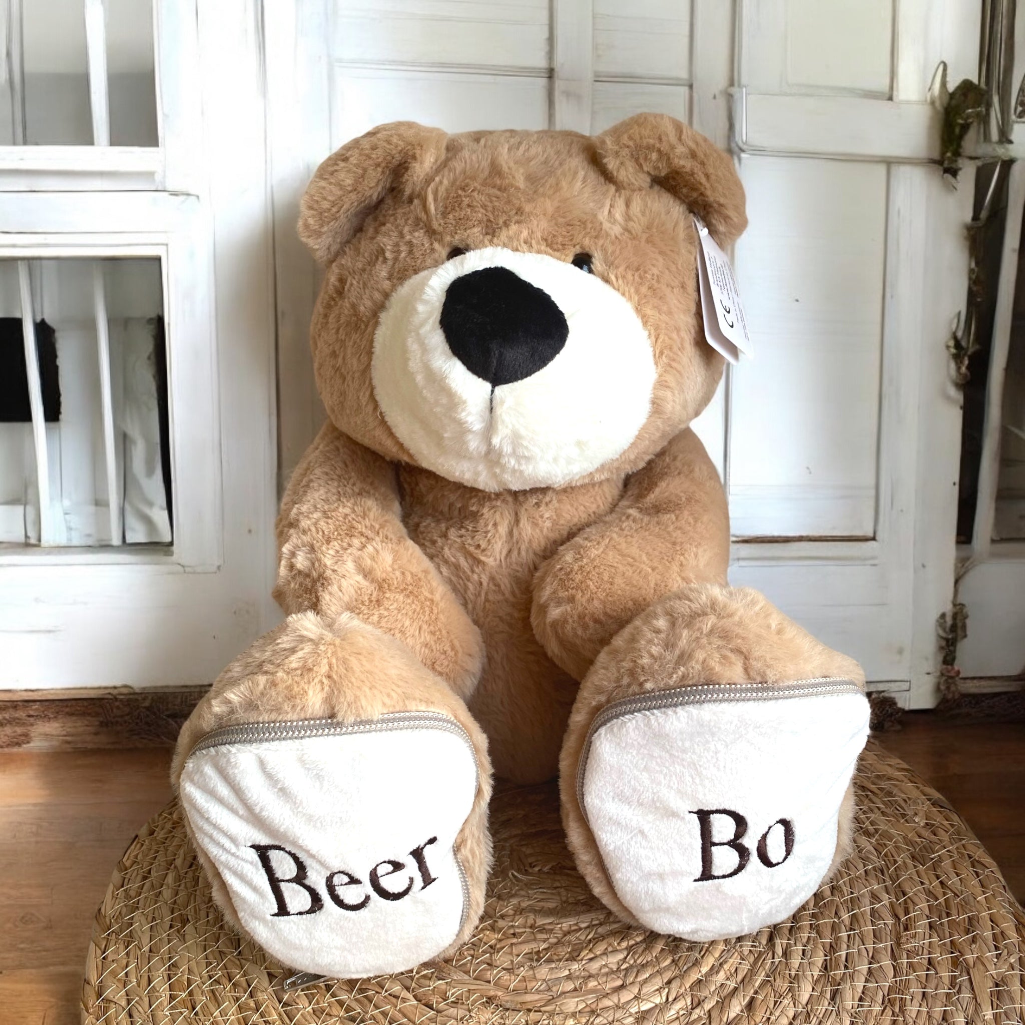 Een geboorteknuffel is een uniek en origineel kraamcadeautje. Zeker als u de geboorteknuffel laat personaliseren met de naam en de geboortedatum. Op de voetzolen van deze bruine beer worden de naam en de geboortedatum geborduurd. Een leuk baby kado.