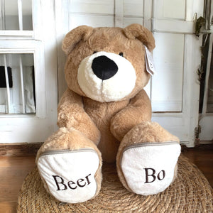 Een geboorteknuffel is een uniek en origineel kraamcadeautje. Zeker als u de geboorteknuffel laat personaliseren met de naam en de geboortedatum. Op de voetzolen van deze bruine beer worden de naam en de geboortedatum geborduurd. Een leuk baby kado.