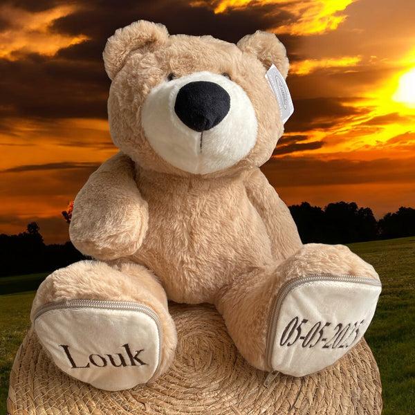 Een geboorteknuffel is een uniek en origineel kraamcadeautje. Zeker als u de geboorteknuffel laat personaliseren met de naam en de geboortedatum. Op de voetzolen van deze bruine beer worden de naam en de geboortedatum geborduurd. Een leuk baby kado.