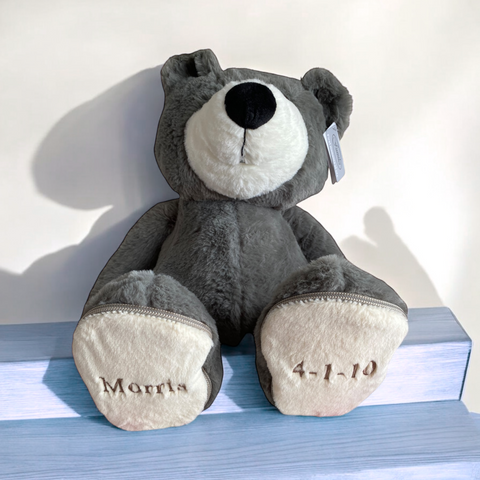 Een geboorteknuffel is een uniek en origineel kraamcadeautje. Zeker als u de geboorteknuffel laat personaliseren met de naam en de geboortedatum. Op de voetzolen van deze grijze beer worden de naam en de geboortedatum geborduurd. Een leuk baby kado.