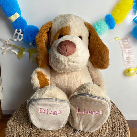 Een knuffel als kraamcadeau is super leuk, zeker als u de knuffel laat personaliseren met de naam en geboortedatum van de baby. Op de voetjes van deze knuffel hond worden de naam en de geboortedatum van de nieuwe baby geborduurd. De hond is 45 cm.