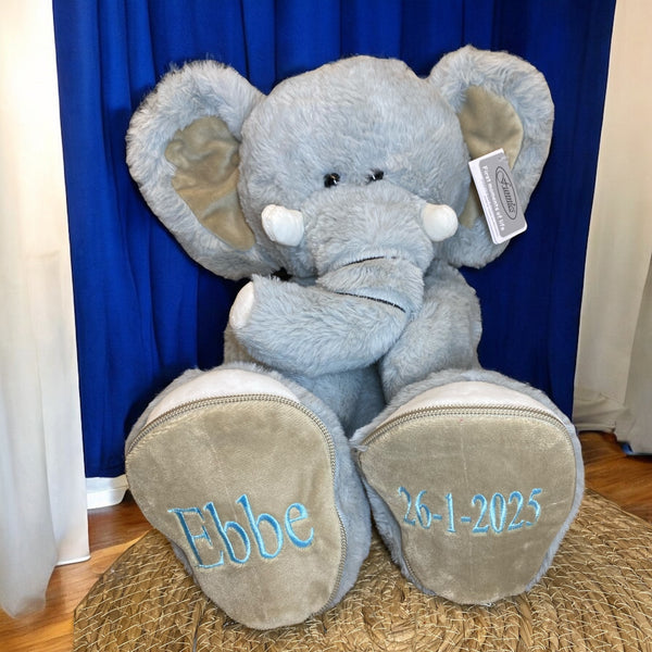 Geboorteknuffel olifant met geborduurde naam en geboortedatum op de voetjes. De olifant is 45 cm hoog en een leuk Kraamcadeau, Funnies Sole Mates, Olifant Luka, Grijs