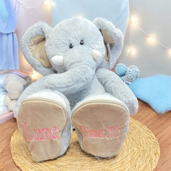 Geboorteknuffel olifant met geborduurde naam en geboortedatum op de voetjes. De olifant is 45 cm hoog en een leuk Kraamcadeau, Funnies Sole Mates, Olifant Luka, Grijs