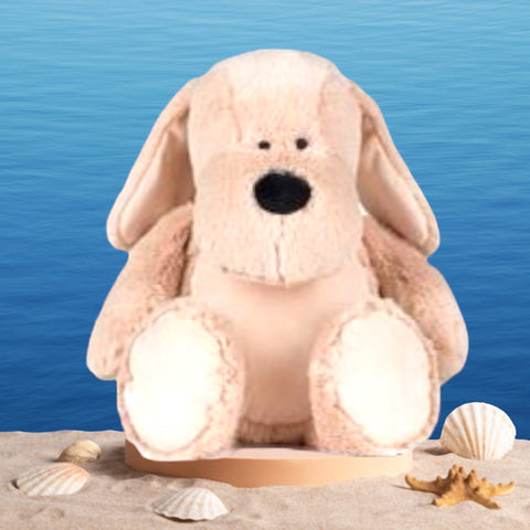 Een geboorteknuffel is een uniek en origineel kraamcadeautje. Zeker als u de geboorteknuffel laat personaliseren met de geboorte gegevens van de nieuwe baby. Op de buik van deze bruine hond worden de naam en de geboortegegevens geborduurd.