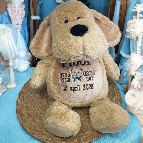 Een geboorteknuffel is een uniek en origineel kraamcadeautje. Zeker als u de geboorteknuffel laat personaliseren met de geboorte gegevens van de nieuwe baby. Op de buik van deze bruine hond worden de naam en de geboortegegevens geborduurd.