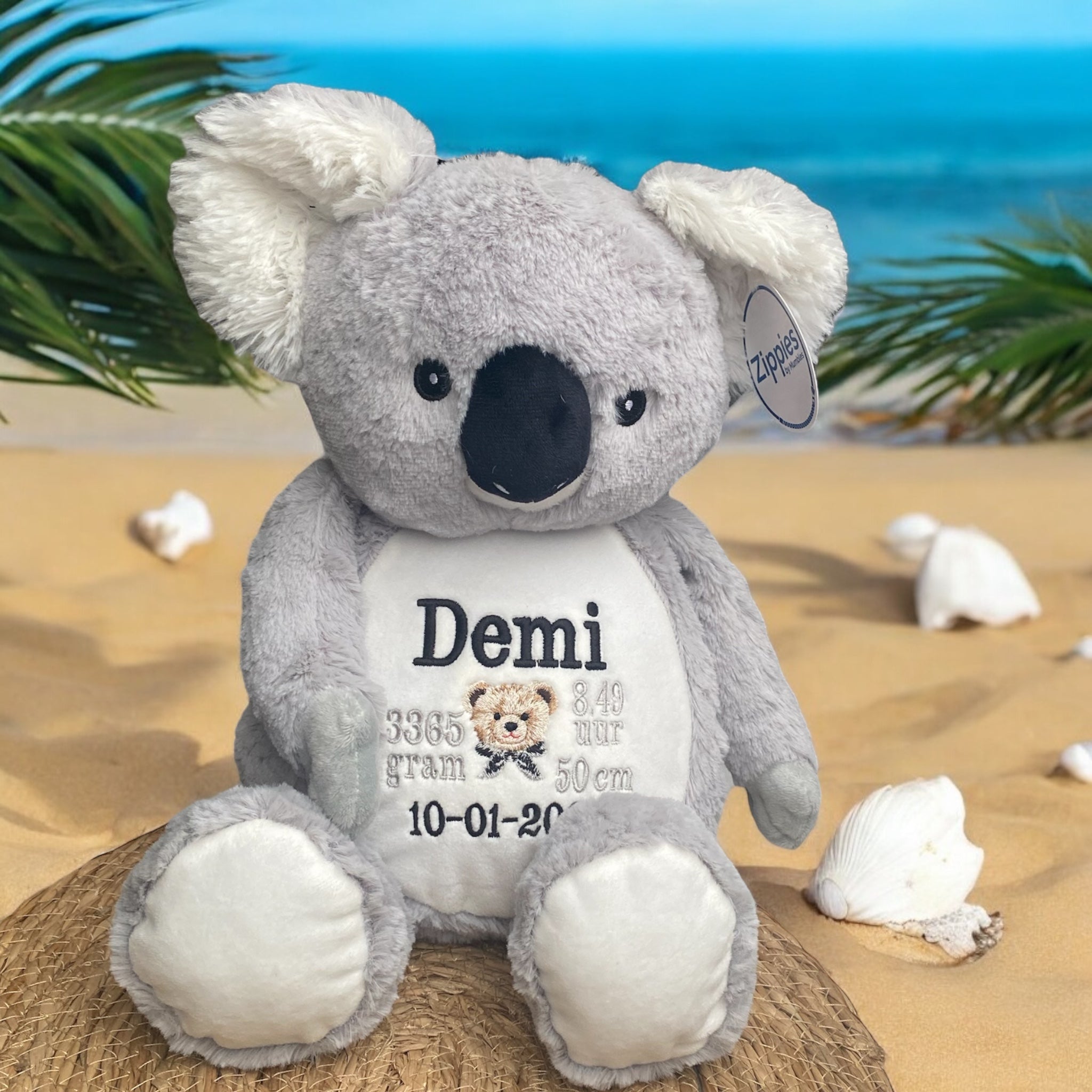 Een geboorteknuffel is een uniek en origineel kraamcadeautje. Zeker als u de geboorteknuffel laat personaliseren met de geboorte gegevens van de nieuwe baby. Op de buik van de Koala beer worden de naam en de geboortegegevens geborduurd.