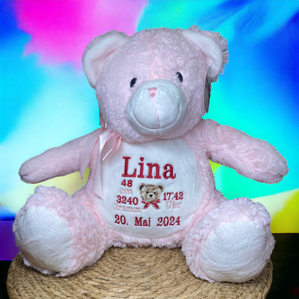 Op de buik van deze 45 cm hoge roze knuffelbeer worden de naam, geboortedatum en andere informatie over de nieuwe baby geborduurd. Hierdoor wordt een een gepersonaliseerd kraamcadeau. Leuk toch je eigen geboorteknuffel?