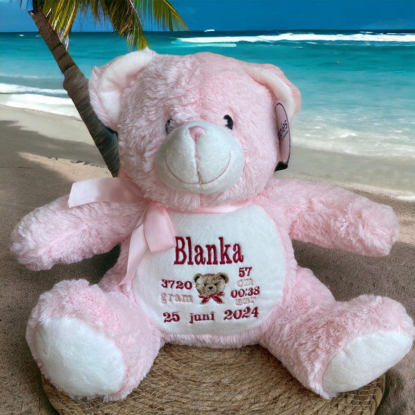 Roze geboorteknuffel gepersonaliseerd met geborduurde naam, geboortedatum en geboortegewicht. Een super leuk kraamcadeau.