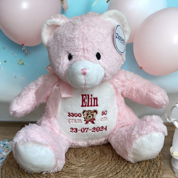 Roze geboorteknuffel gepersonaliseerd met geborduurde naam, geboortedatum en geboortegewicht. Een super leuk kraamcadeau.