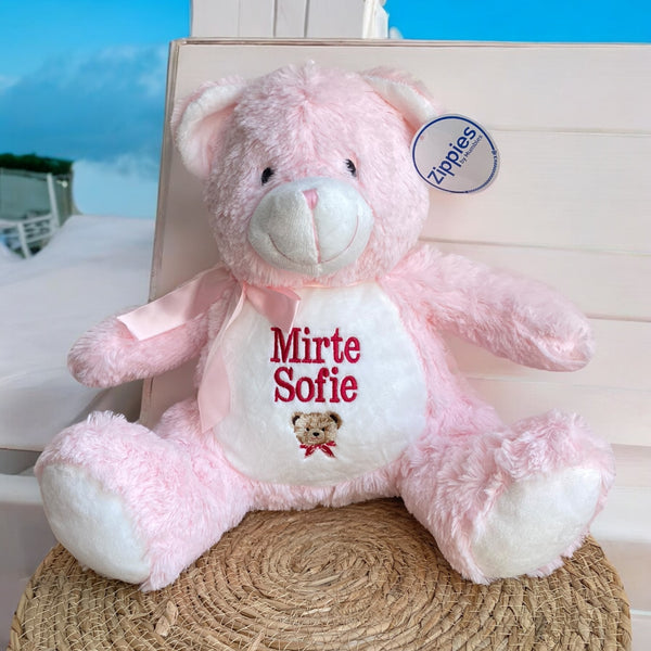 Op de buik van deze 45 cm hoge roze knuffelbeer worden de naam, geboortedatum en andere informatie over de nieuwe baby geborduurd. Hierdoor wordt een een gepersonaliseerd kraamcadeau. Leuk toch je eigen geboorteknuffel?
