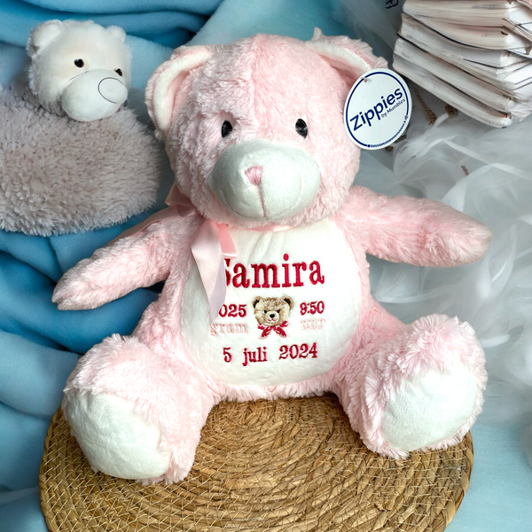 Op de buik van deze roze knuffelbeer worden de naam, geboortedatum en andere informatie over de nieuwe baby geborduurd. Hierdoor wordt een een gepersonaliseerd kraamcadeau. Leuk toch je eigen geboorteknuffel?
