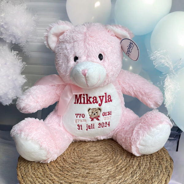Op de buik van deze roze knuffelbeer worden de naam, geboortedatum en andere informatie over de nieuwe baby geborduurd. Hierdoor wordt een een gepersonaliseerd kraamcadeau. Leuk toch je eigen geboorteknuffel?