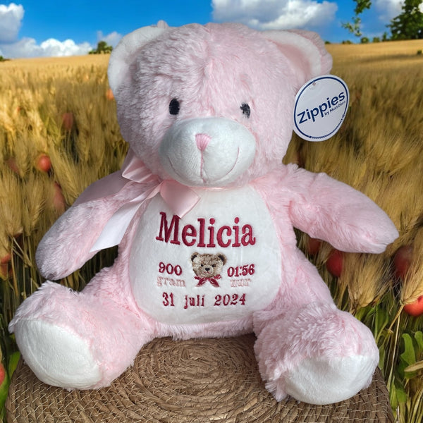 Op de buik van deze roze knuffelbeer worden de naam, geboortedatum en andere informatie over de nieuwe baby geborduurd. Hierdoor wordt een een gepersonaliseerd kraamcadeau. Leuk toch je eigen geboorteknuffel?