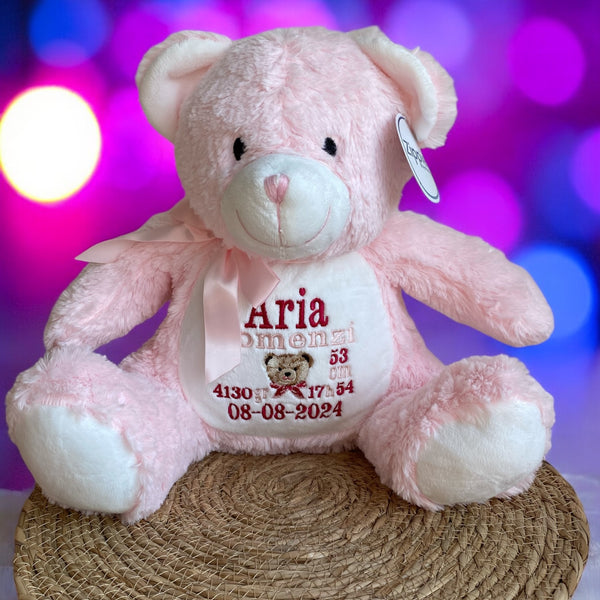 Op de buik van deze roze knuffelbeer worden de naam, geboortedatum en andere informatie over de nieuwe baby geborduurd. Hierdoor wordt een een gepersonaliseerd kraamcadeau. Leuk toch je eigen geboorteknuffel?