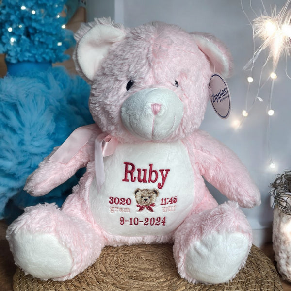 Op de buik van deze roze knuffelbeer worden de naam, geboortedatum en andere informatie over de nieuwe baby geborduurd. Hierdoor wordt een een gepersonaliseerd kraamcadeau. Leuk toch je eigen geboorteknuffel?