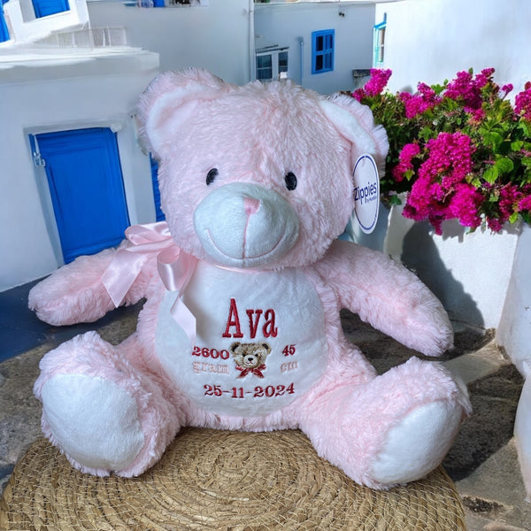 Op de buik van deze roze knuffelbeer worden de naam, geboortedatum en andere informatie over de nieuwe baby geborduurd. Hierdoor wordt een een gepersonaliseerd kraamcadeau. Leuk toch je eigen geboorteknuffel?