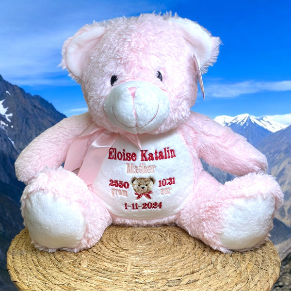Op de buik van deze roze knuffelbeer worden de naam, geboortedatum en andere informatie over de nieuwe baby geborduurd. Hierdoor wordt een een gepersonaliseerd kraamcadeau. Leuk toch je eigen geboorteknuffel?