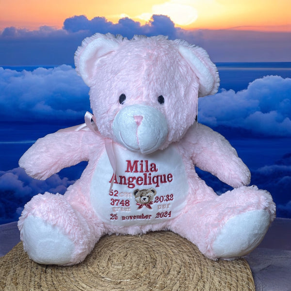 Op de buik van deze roze knuffelbeer worden de naam, geboortedatum en andere informatie over de nieuwe baby geborduurd. Hierdoor wordt een een gepersonaliseerd kraamcadeau. Leuk toch je eigen geboorteknuffel?