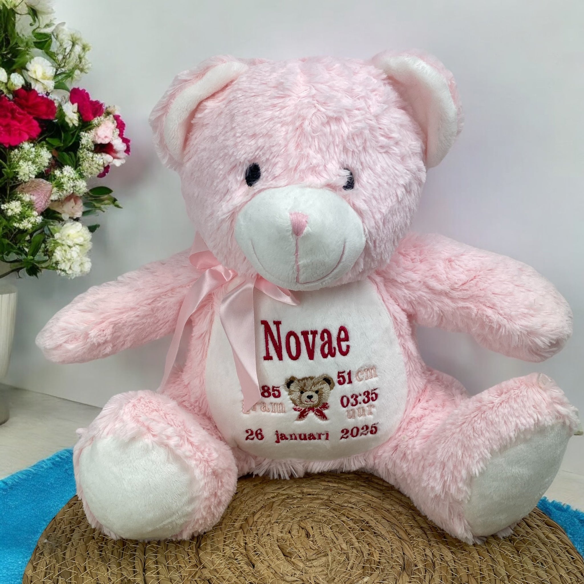 Op de buik van deze roze knuffelbeer worden de naam, geboortedatum en andere informatie over de nieuwe baby geborduurd. Hierdoor wordt een een gepersonaliseerd kraamcadeau. Leuk toch je eigen geboorteknuffel?