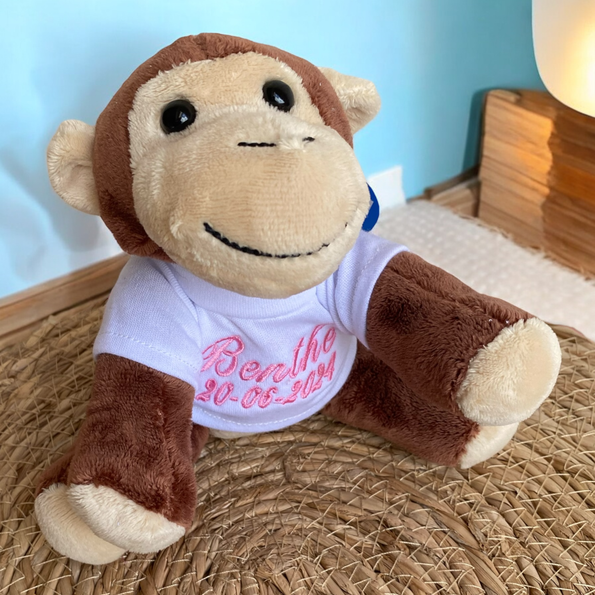 Op het losse shirtje van dit 18 cm hoge aapje wordt in het blauw of roze de naam en/of geboortedatum van de nieuwe baby geborduurd. Hierdoor wordt en een leuk kraamcadeautje.