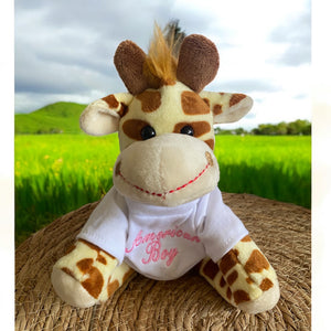 Een leuk klein girafje. Op het losse shirtje van dit 18 cm hoge girafje wordt in het blauw of roze de naam en/of geboortedatum van de nieuwe baby geborduurd. Hierdoor wordt en een leuk kraamcadeautje.