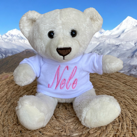 Een lief klein ijsbeertje. Op het losse shirtje van dit 18 cm hoge ijsbeertje wordt in het blauw of roze de naam en/of geboortedatum van de nieuwe baby geborduurd. Hierdoor wordt en een leuk gepersonaliseerd kraamcadeautje.