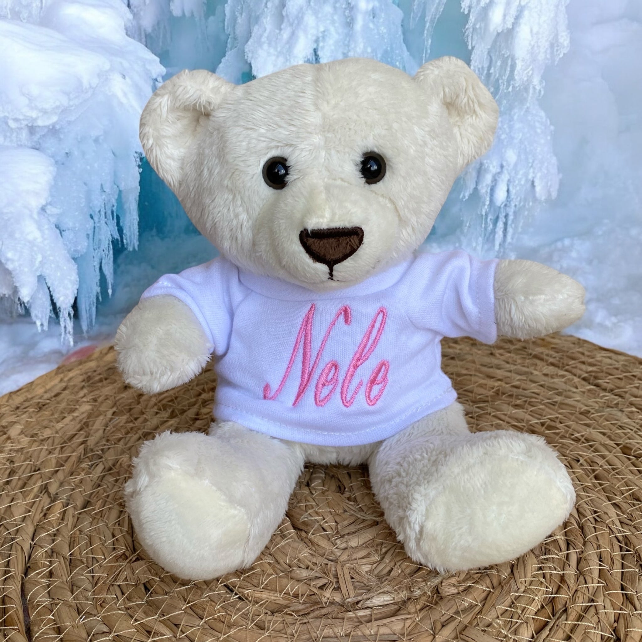 Een lief klein ijsbeertje. Op het losse shirtje van dit 18 cm hoge ijsbeertje wordt in het blauw of roze de naam en/of geboortedatum van de nieuwe baby geborduurd. Hierdoor wordt en een leuk gepersonaliseerd kraamcadeautje.