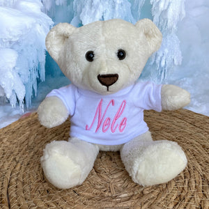 Een lief klein ijsbeertje. Op het losse shirtje van dit 18 cm hoge ijsbeertje wordt in het blauw of roze de naam en/of geboortedatum van de nieuwe baby geborduurd. Hierdoor wordt en een leuk gepersonaliseerd kraamcadeautje.