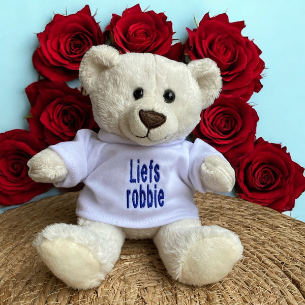 Een lief klein ijsbeertje. Op het losse shirtje van dit 18 cm hoge ijsbeertje wordt in het blauw of roze de naam en/of geboortedatum van de nieuwe baby geborduurd. Hierdoor wordt en een leuk gepersonaliseerd kraamcadeautje.