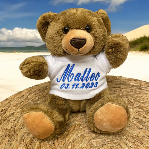 Deze donker bruine beer met creme kleur neus en voetzolen is een super leuk kraamcadeau. Het beertje is maar 15 cm hoog. De geboorteknuffel krijgt een shirtje aan. Op dit shirtje wordt de naam en indien gewenst de geboortedatum van de baby geborduurd
