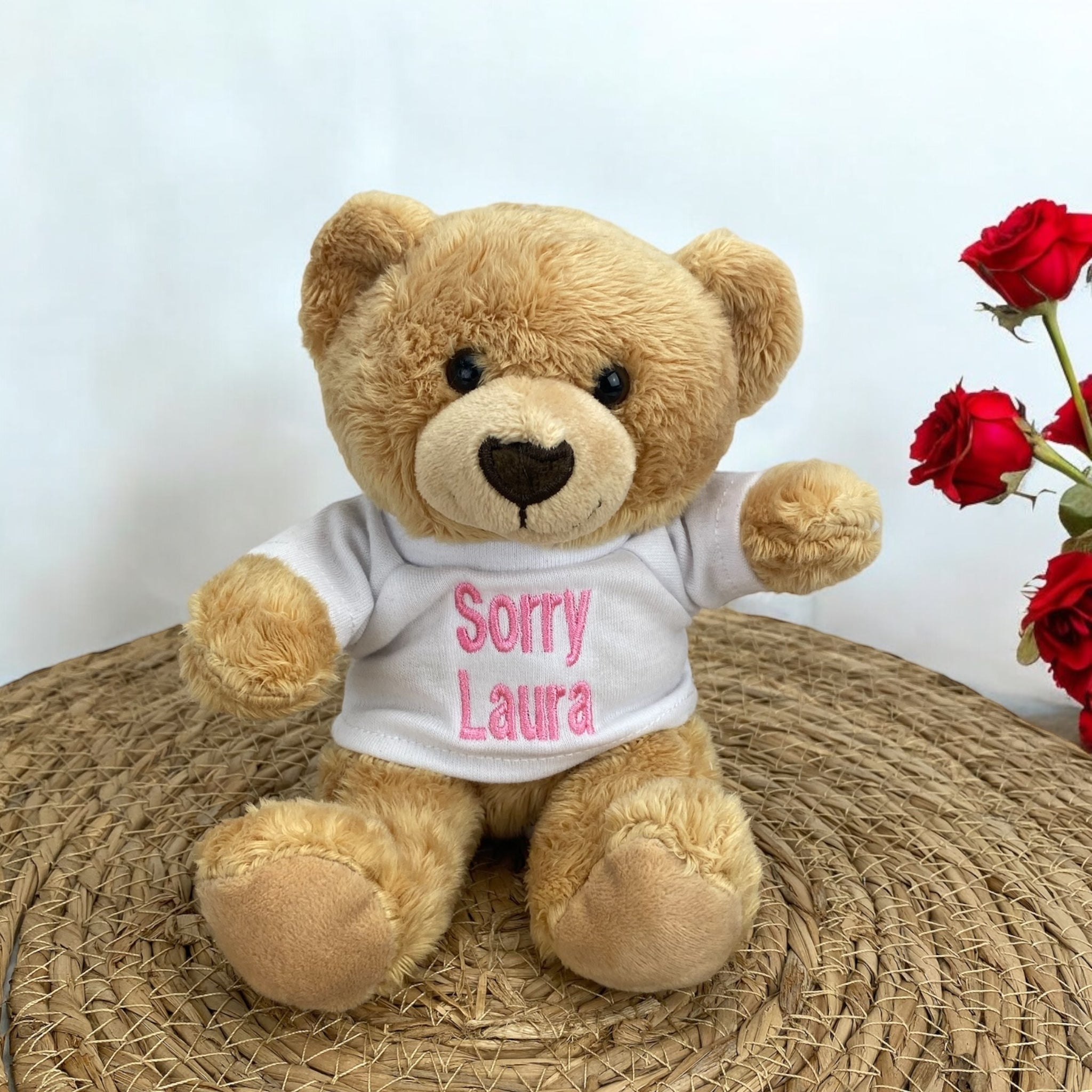 Deze licht bruine beer is een super leuk kraamcadeau. Het beertje is maar 15 cm hoog. De geboorteknuffel krijgt een shirtje aan. Op dit shirtje wordt de naam en indien gewenst de geboortedatum van de baby geborduurd.