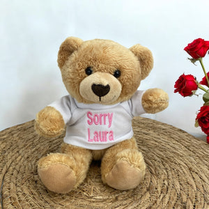 Deze licht bruine beer is een super leuk kraamcadeau. Het beertje is maar 15 cm hoog. De geboorteknuffel krijgt een shirtje aan. Op dit shirtje wordt de naam en indien gewenst de geboortedatum van de baby geborduurd.