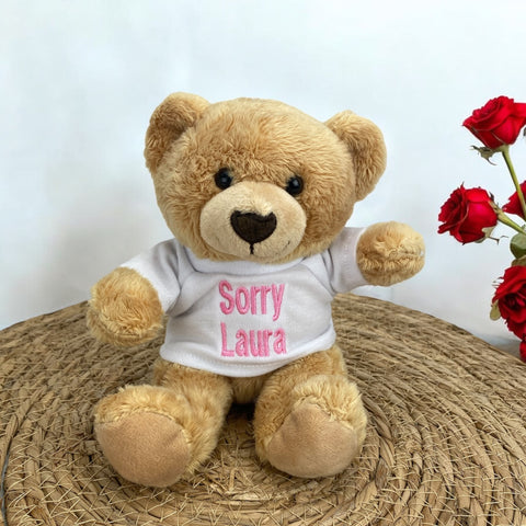 Deze licht bruine beer is een super leuk kraamcadeau. Het beertje is maar 15 cm hoog. De geboorteknuffel krijgt een shirtje aan. Op dit shirtje wordt de naam en indien gewenst de geboortedatum van de baby geborduurd.