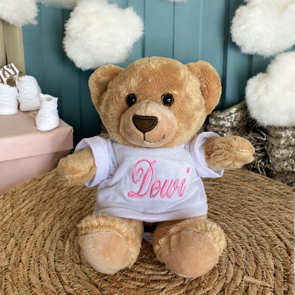 Deze licht bruine beer is een super leuk kraamcadeau. Het beertje is maar 15 cm hoog. De geboorteknuffel krijgt een shirtje aan. Op dit shirtje wordt de naam en indien gewenst de geboortedatum van de baby geborduurd.