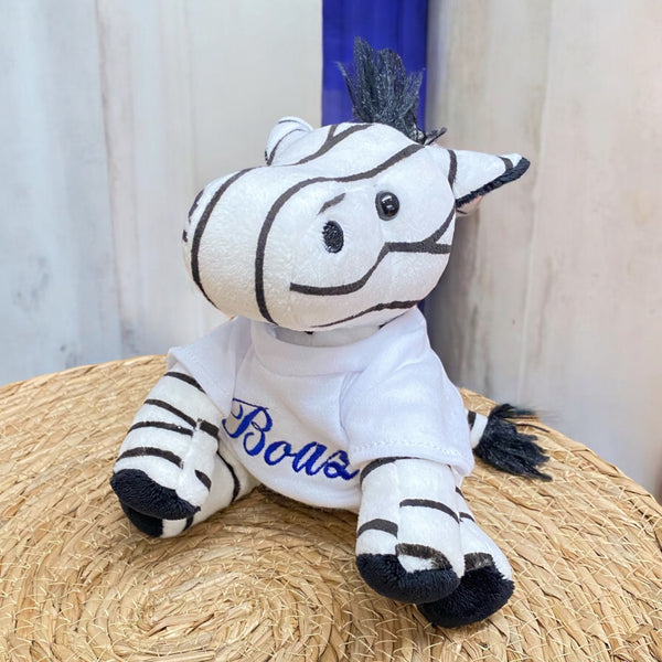 Deze kleine zebra is een super leuk kraamcadeau. De knuffel is maar 15 cm hoog. De geboorteknuffel krijgt een shirtje aan. Op dit shirtje wordt de naam en indien gewenst de geboortedatum van de baby geborduurd.