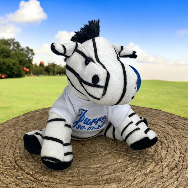 Deze kleine zebra is een super leuk kraamcadeau. De knuffel is maar 15 cm hoog. De geboorteknuffel krijgt een shirtje aan. Op dit shirtje wordt de naam en indien gewenst de geboortedatum van de baby geborduurd.