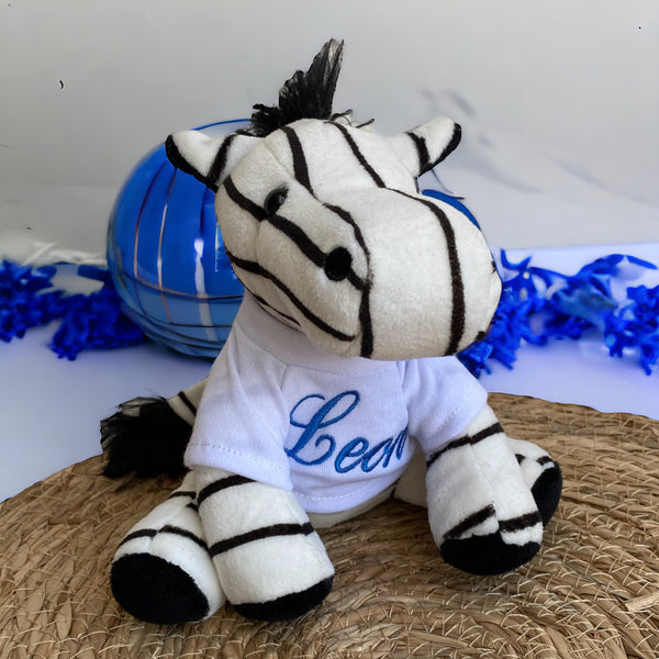 Deze kleine zebra is een super leuk kraamcadeau. De knuffel is maar 15 cm hoog. De geboorteknuffel krijgt een shirtje aan. Op dit shirtje wordt de naam en indien gewenst de geboortedatum van de baby geborduurd.