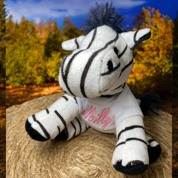 Deze kleine zebra is een super leuk kraamcadeau. De knuffel is maar 15 cm hoog. De geboorteknuffel krijgt een shirtje aan. Op dit shirtje wordt de naam en indien gewenst de geboortedatum van de baby geborduurd.