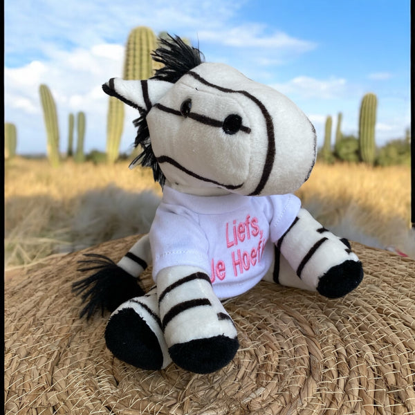 Deze kleine zebra is een super leuk kraamcadeau. De knuffel is maar 15 cm hoog. De geboorteknuffel krijgt een shirtje aan. Op dit shirtje wordt de naam en indien gewenst de geboortedatum van de baby geborduurd.