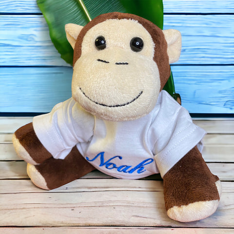 Op het losse shirtje van dit 18 cm hoge aapje wordt in het blauw of roze de naam en/of geboortedatum van de nieuwe baby geborduurd. Hierdoor wordt en een leuk kraamcadeautje.