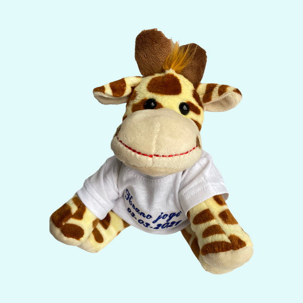 Een leuk klein girafje. Op het losse shirtje van dit 18 cm hoge girafje wordt in het blauw of roze de naam en/of geboortedatum van de nieuwe baby geborduurd. Hierdoor wordt en een leuk kraamcadeautje.