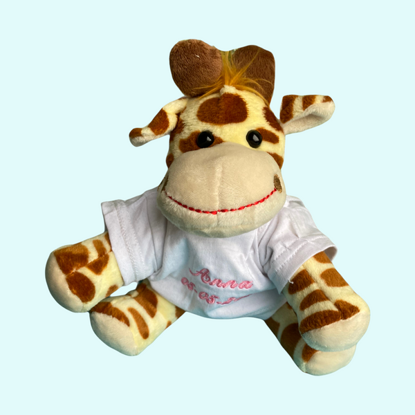 Een leuk klein girafje. Op het losse shirtje van dit 18 cm hoge girafje wordt in het blauw of roze de naam en/of geboortedatum van de nieuwe baby geborduurd. Hierdoor wordt en een leuk kraamcadeautje.