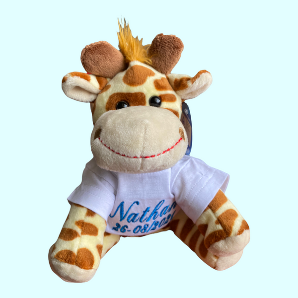 Een leuk klein girafje. Op het losse shirtje van dit 18 cm hoge girafje wordt in het blauw of roze de naam en/of geboortedatum van de nieuwe baby geborduurd. Hierdoor wordt en een leuk kraamcadeautje.