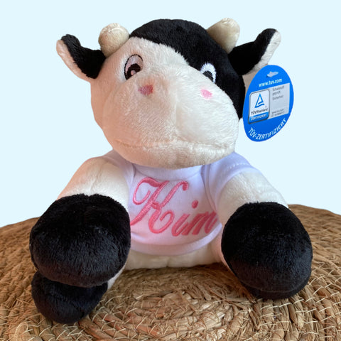 Een geboorteknuffel is een uniek en origineel kraamcadeau. Deze geboorteknuffel koe krijgt een shirtje aan waarop de naam en de geboortedatum van de nieuwe baby in roze of blauw wordt geborduurd. Het koetje is 17 cm hoog dus handig om mee te nemen.